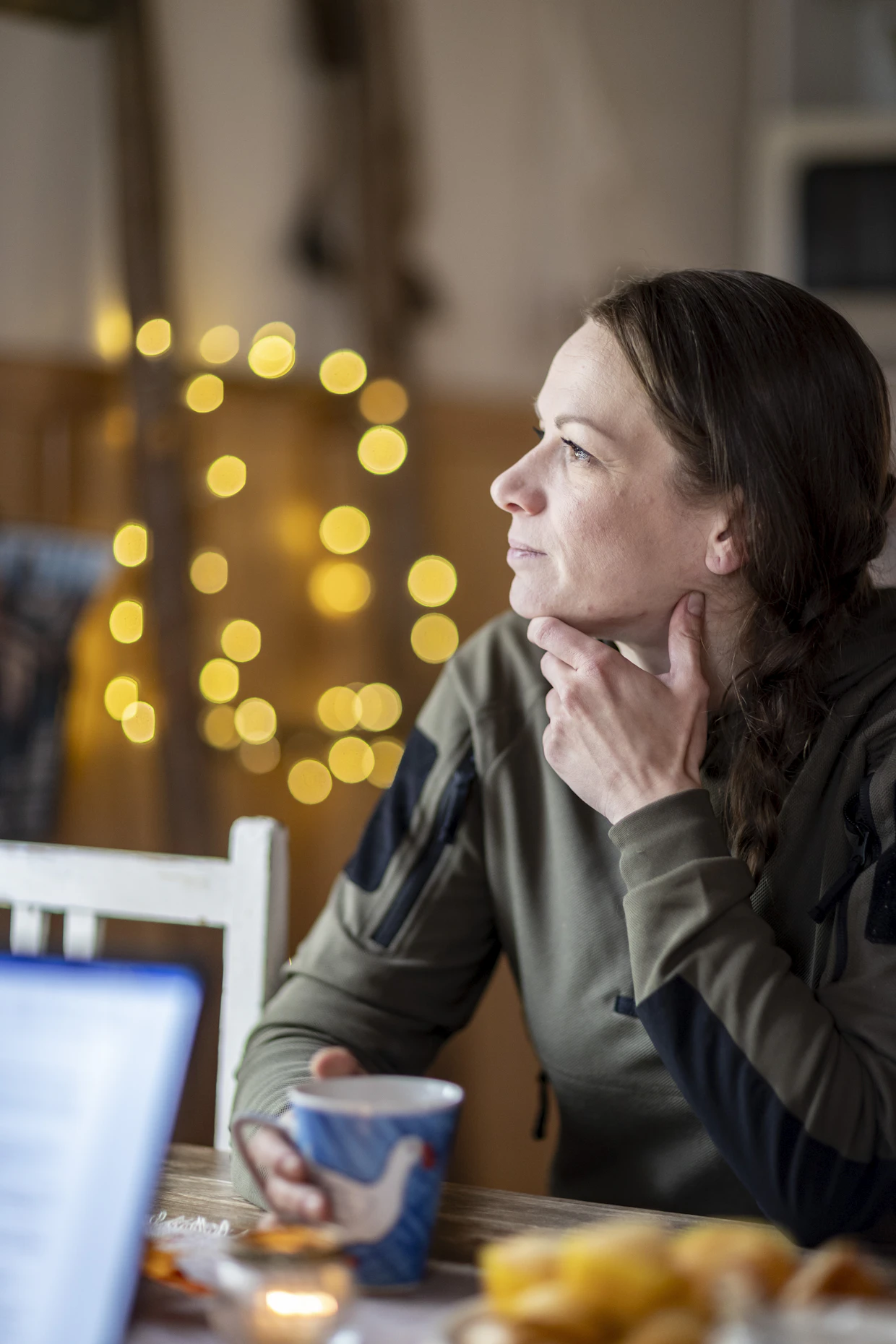 Katri Ekrothille onnea on tarkkailla ikkunasta metsän elämää kaikessa hiljaisuudessa.