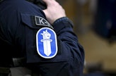 Poliisi purki viime viikon maanantaina Kolarissa Aalistunturin mielenosoituksen ja sahasi samalla kappaleiksi mielenosoittajien puisen kolmijalan. LEHTIKUVA / Antti Aimo-Koivisto. 