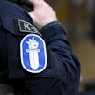 Poliisi purki viime viikon maanantaina Kolarissa Aalistunturin mielenosoituksen ja sahasi samalla kappaleiksi mielenosoittajien puisen kolmijalan. LEHTIKUVA / Antti Aimo-Koivisto.