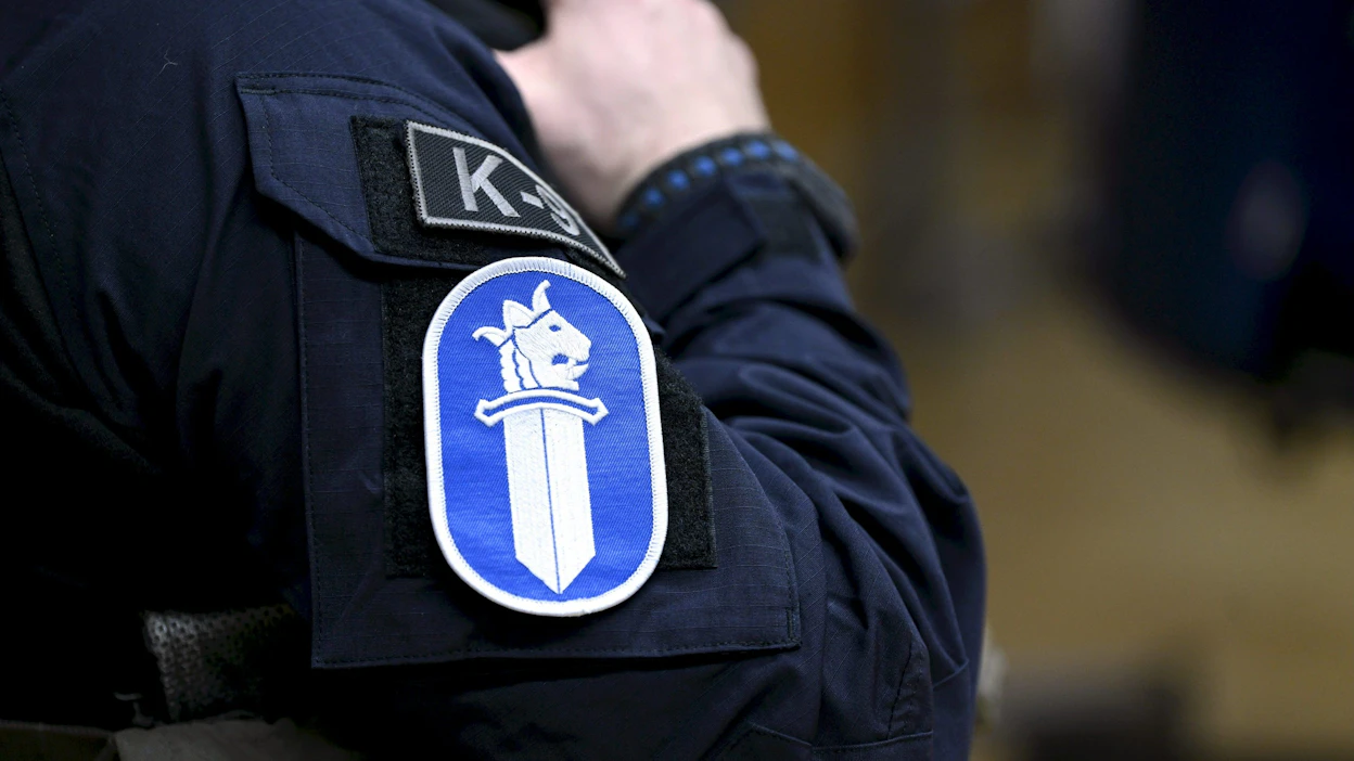 Poliisi purki viime viikon maanantaina Kolarissa Aalistunturin mielenosoituksen ja sahasi samalla kappaleiksi mielenosoittajien puisen kolmijalan. LEHTIKUVA / Antti Aimo-Koivisto.