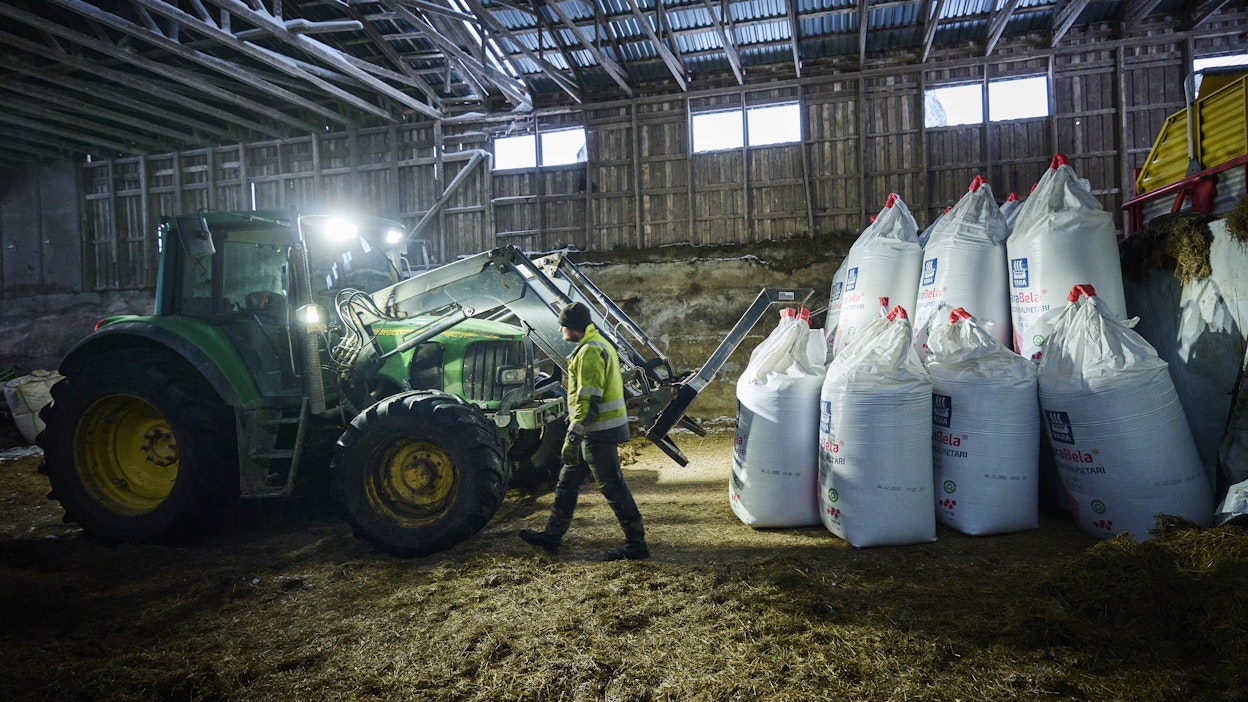 Harri Tuomainen ei ehtinyt järjestellä lannoitesäkeille varastotilaa, sillä luuli vastaanottavansa ne vasta maaliskuussa. Nyt säkit ovat katon alla.