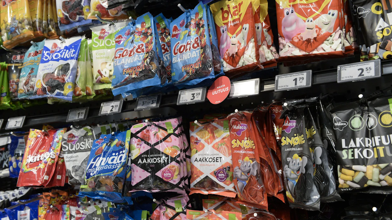 Tuote sisältää lapsiin kohdistuvaa markkinointia ohjeistuksen mukaan muun muassa silloin, kun sen pakkaus on erityisesti suunniteltu kiinnittämään lasten huomio. Arkistokuvassa karkkipusseja ruokakaupassa. LEHTIKUVA / Mikko Stig.