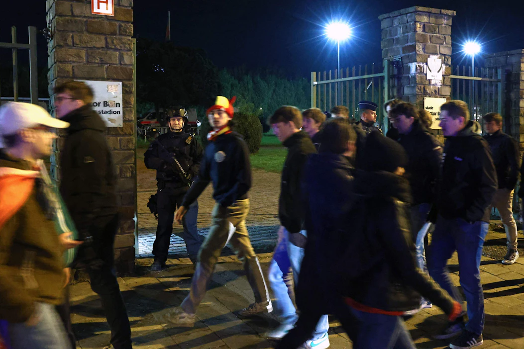 Belgialaisfanit päästettiin poistumaan stadionilta hieman ennen puoltayötä, mutta ruotsalaiskannattajia pyydettiin odottamaan stadionilla poistumista turvaavaa poliisisaattuetta. LEHTIKUVA/AFP.