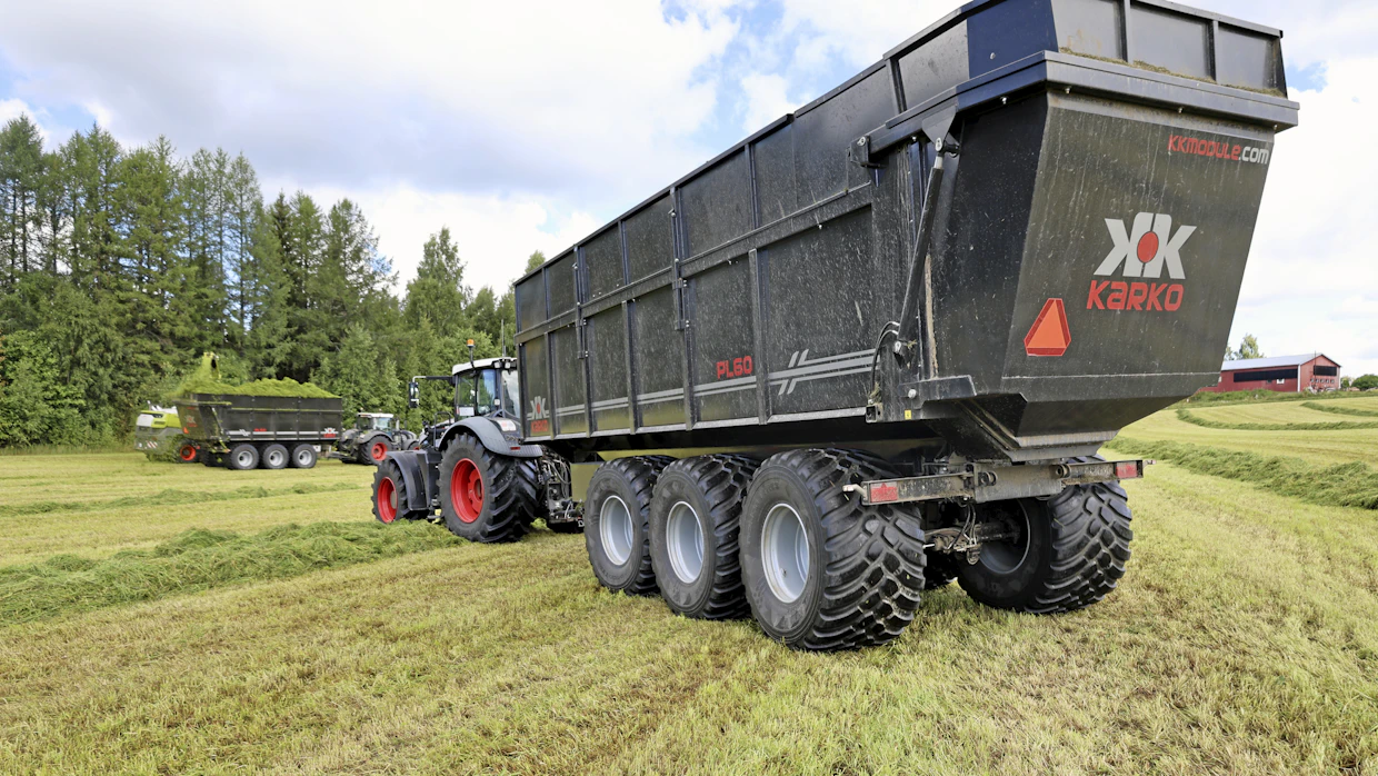 Karkon uusi 60-kuutioinen puskuvaunu on 1,6 metriä pidempi kuin taustalla näkyvä 50-kuutioinen vaunu.