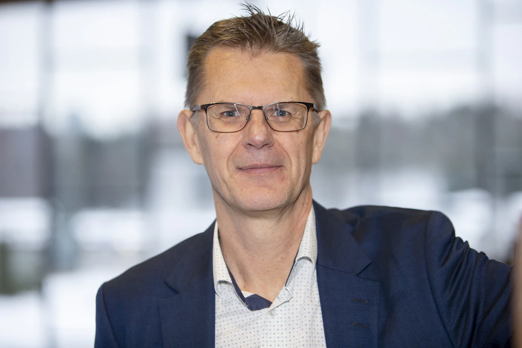 Jari Vähänen toimii muun muassa Vermon Ravirata Oy:n hallituksen puheenjohtajana.