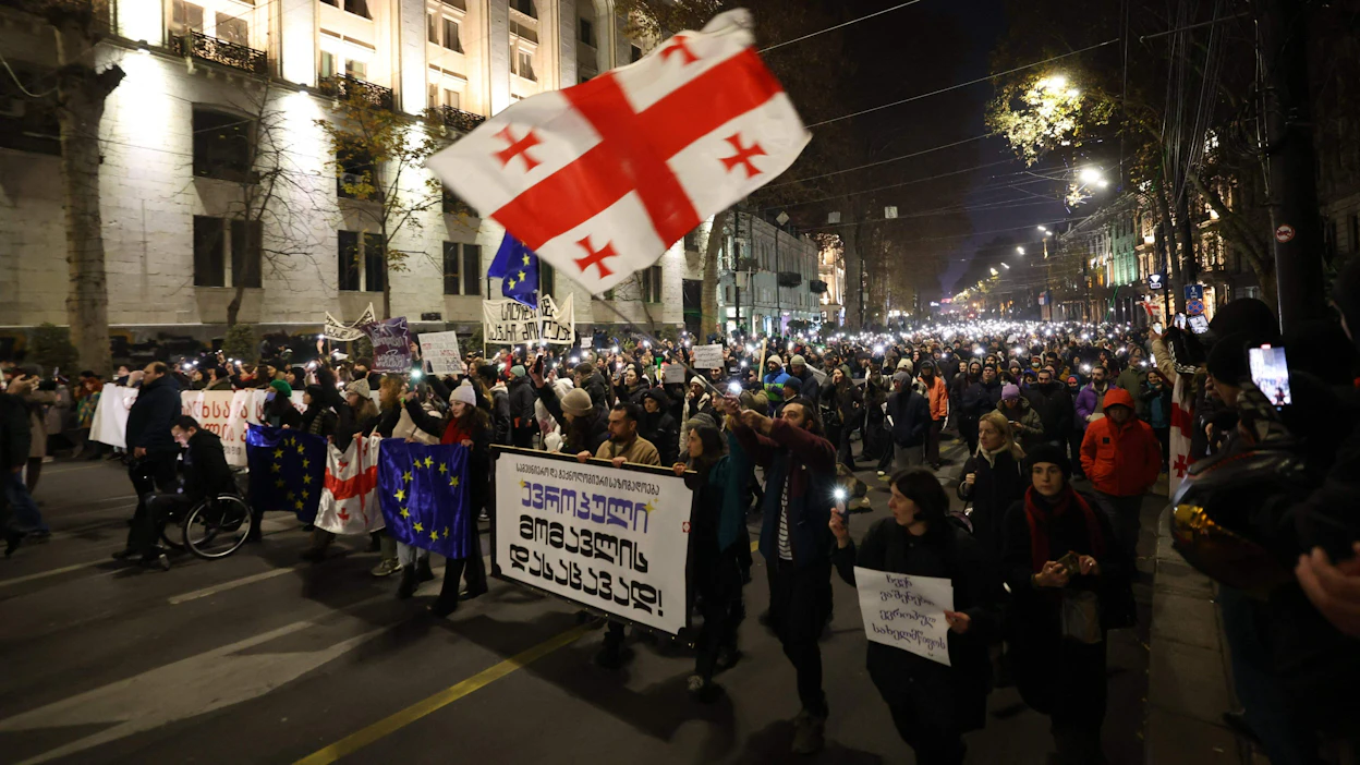 Georgiassa on ollut marraskuusta asti jatkuneita mielenosoituksia EU-jäsenyyden puolesta. Istuva presidentti Salome Zurabishvili on näkyvästi tukenut niitä. LEHTIKUVA/AFP.