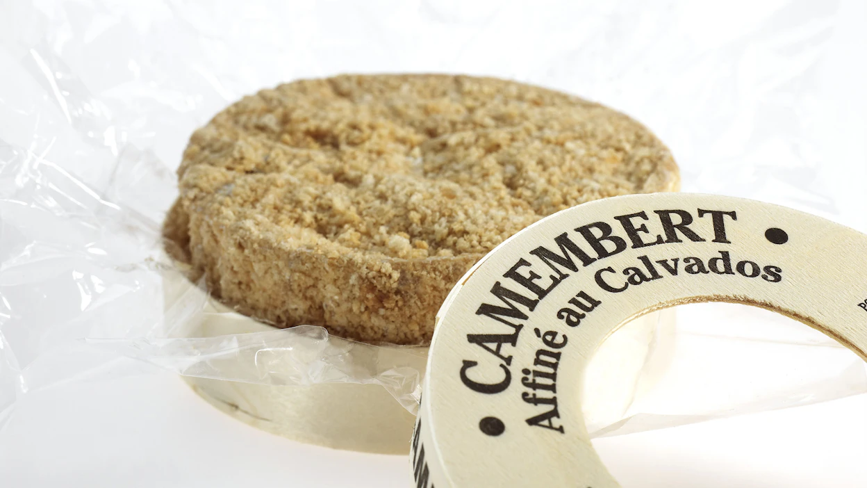 Ranskalaiset juustomestarit muistuttavat, ettei Normandiassa valmsitettu Camembert ole aitoa ilman koivusta valmistettua pakkausta.
