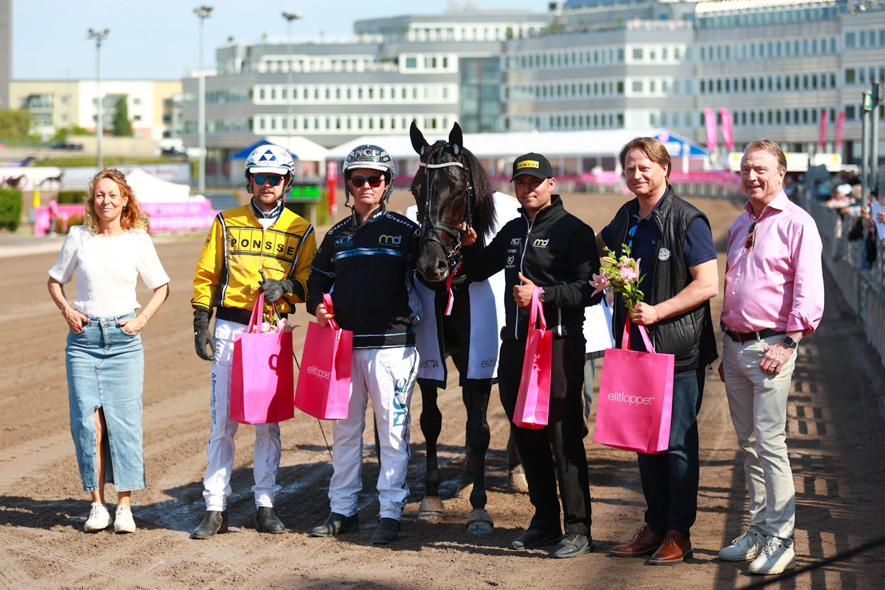 Fine Mannersin voittoa juhlimassa Magnus A ja Mattias Djuse, Juha Vidgrén sekä hevosen hoitaja Aleksi Flink (kolmas oik.).