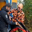 Erätarkastaja Miska Puumala tarkistamassa metsästäjän asetta.