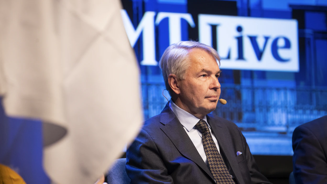 Entinen ulkoministeri Pekka Haavisto tietää, että Suomi joutuu nyt odottamaan tietoja enäläisen öljytankkerin tilanteesta.