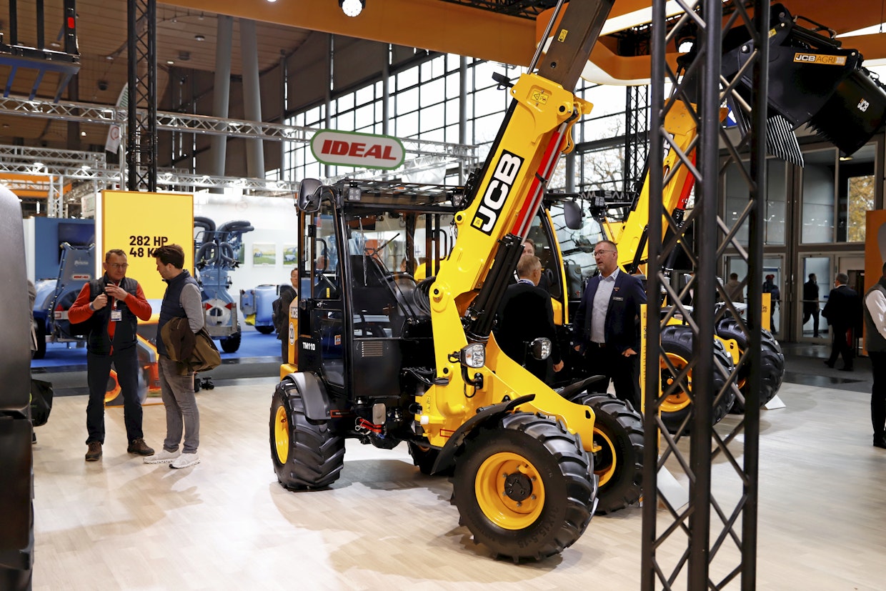 Teleskooppia esitteli myös JCB pienkuormainmallissaan TM110, joka nostaa 1 100 kg. Suurin nostokorkeus on 3,5 m. Perkins-moottorin teho on 48 hv ja huippunopeus 30 km/h. Eturunko oli kokonaan uutta suunnittelua.