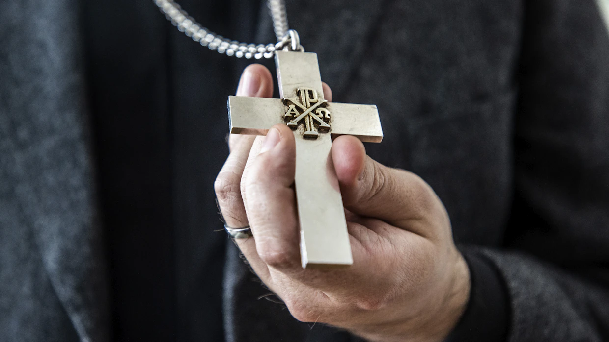 Pietari Suuri määräsi aikanaan papit Venäjällä käyttämään papinristiä erottamaan papin diakonista. "Maassa maan tavalla eli käytän täällä papinristiä.”