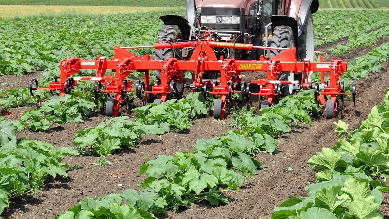 Agrimaa on aloittanut Einböckin tuotteiden maahantuonnin. Valikoimissa on etenkin erilaisia nurmien perustamiseen ja hoitoon liittyviä laitteita. Erilaisia riviviljelyyn liittyviä mekaanisen rikkatorjunnan välineitä on runsaasti.