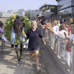 Hoitaja Iina Rastas pääsi juhlimaan Varennen kanssa Elitloppetin voittoa vuosina 2001 ja 2002. Kuva jälkimmäiseltä vuodelta. Voiton ohjasti Giampaolo Minucci.