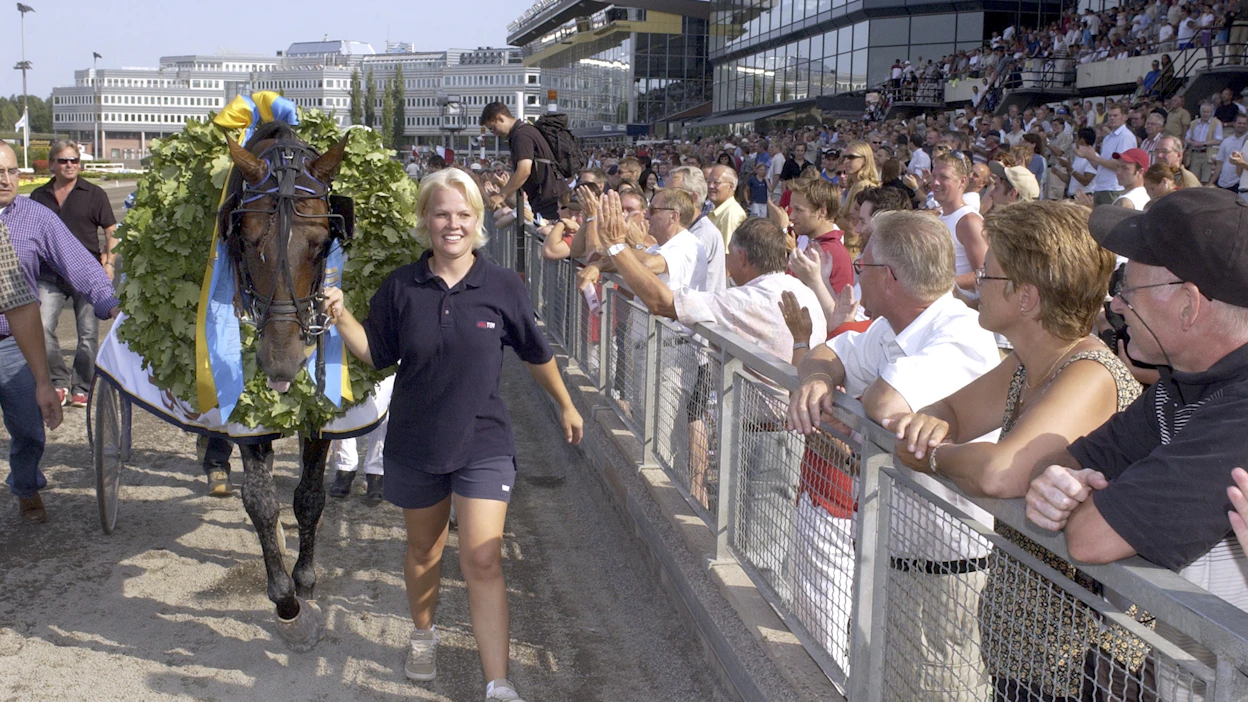 Varenne voitti toisen Elitloppetinsa viimeisenä kilpailuvuotenaan 2002. Varennen suomalainen hoitaja Iina Rastas pääsi taluttamaan huippuoriin valtavan yleisön eteen.