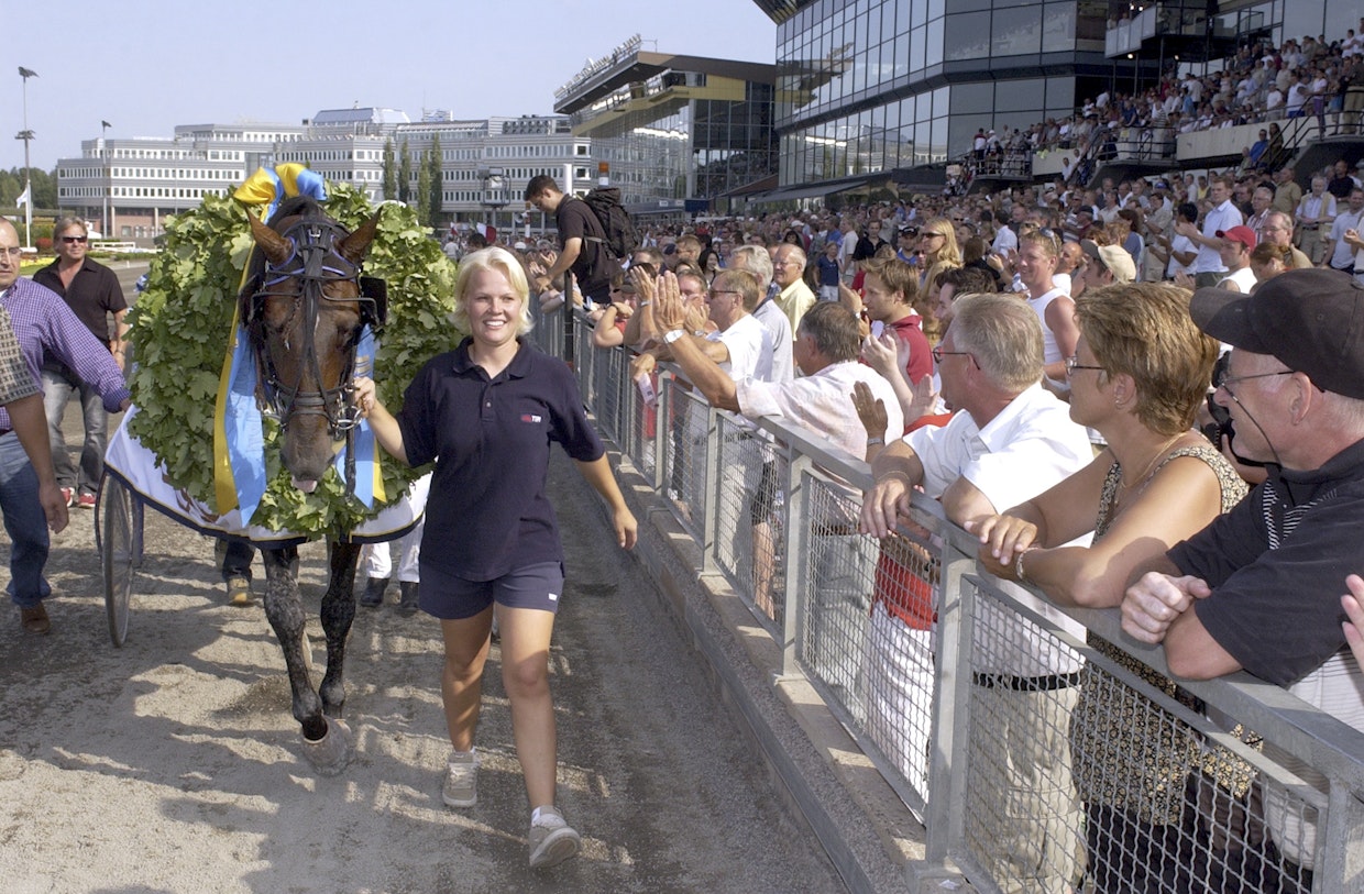 Iina Rastas juhlimassa Varennen vuoden 2002 Elitloppet-voittoa.