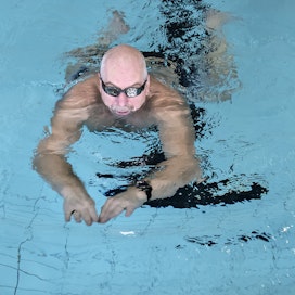 Kuntouimari Dave Jay vetää viimeisiä kauhaisuja päivän 1 000 metrin untitavoitteestaan. Tavallisesti Jay ui 2 000 metriä. Kuntouimarille altaan vesi voisi hänen mukaansa olla jopa muutaman asteen alempi, jotta uidessa ei tulisi niin kuuma.