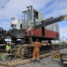 Lima 2400 -kaivinkone painaa kokonaisena 240 tonnia. Kuljetusta varten siitä purettiin ristikkopuomi, A-pukki, vastapainot ja telaketjut. Telaketjut painavat 18 tonnia kappale ja ne jouduttiin katkaisemaan kahteen osaan kuljetuksen helpottamiseksi.