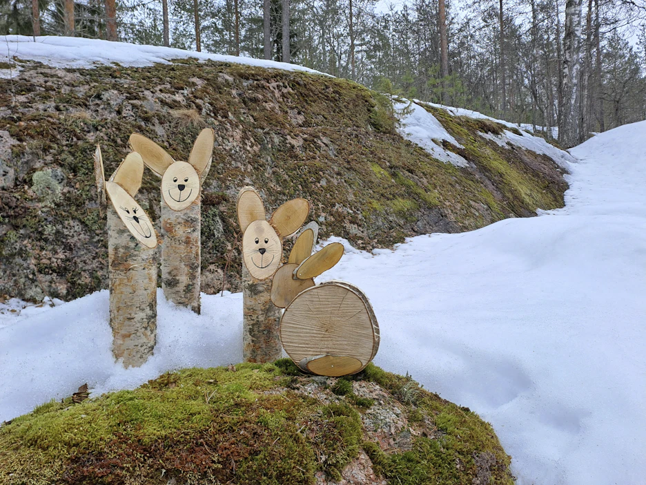 Talvisessa pihapiirissä puiset puput ilahduttavat enemmän kuin omenapuita kaluavat rusakot.