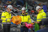 Petteri Asikainen, Mikko Kokkonen ja Teemu Koskela tarkastelevat Hyvinkäälle saapunutta kovamuovikuormaa. 