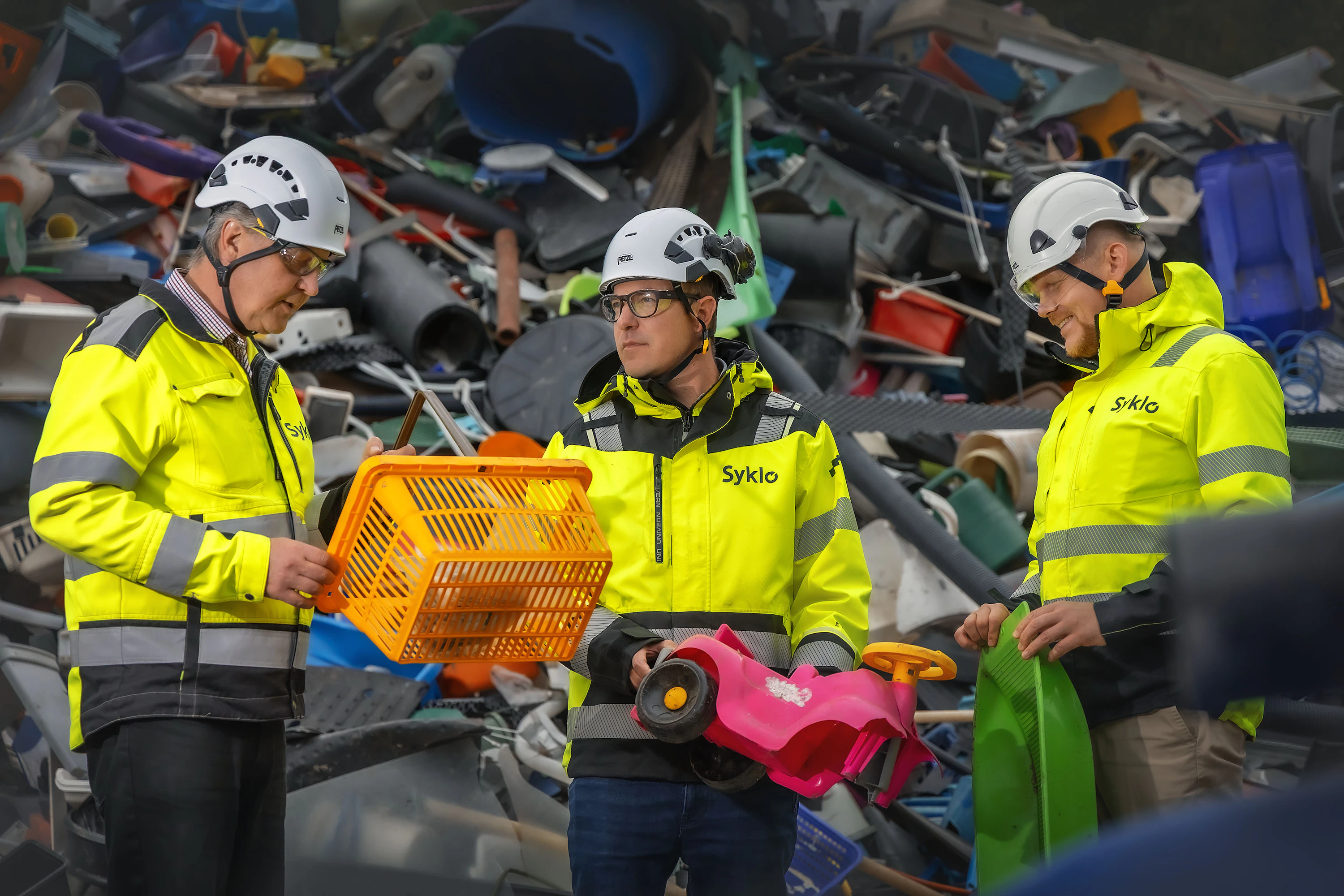Petteri Asikainen, Mikko Kokkonen ja Teemu Koskela tarkastelevat Hyvinkäälle saapunutta kovamuovikuormaa.