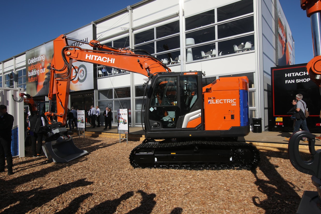 Myös Hitachi julkaisi useita sähkökäyttöisiä kaivinkoneita. Erityisen mielenkiintoinen 13,5 tonnisen tela-alustaisen prototyyppi, jonka mallimerkintä on painon mukaan ZX135 Electric. Akun kapasiteetti 198 kWh ja 800 V. Suorituskyvyn kerrotaan olevan jopa perinteistä mallia parempi, sillä vääntöä on enemmän. Tarkkaa aikataulua kaupallisen version saapumisesta ei vielä ole.