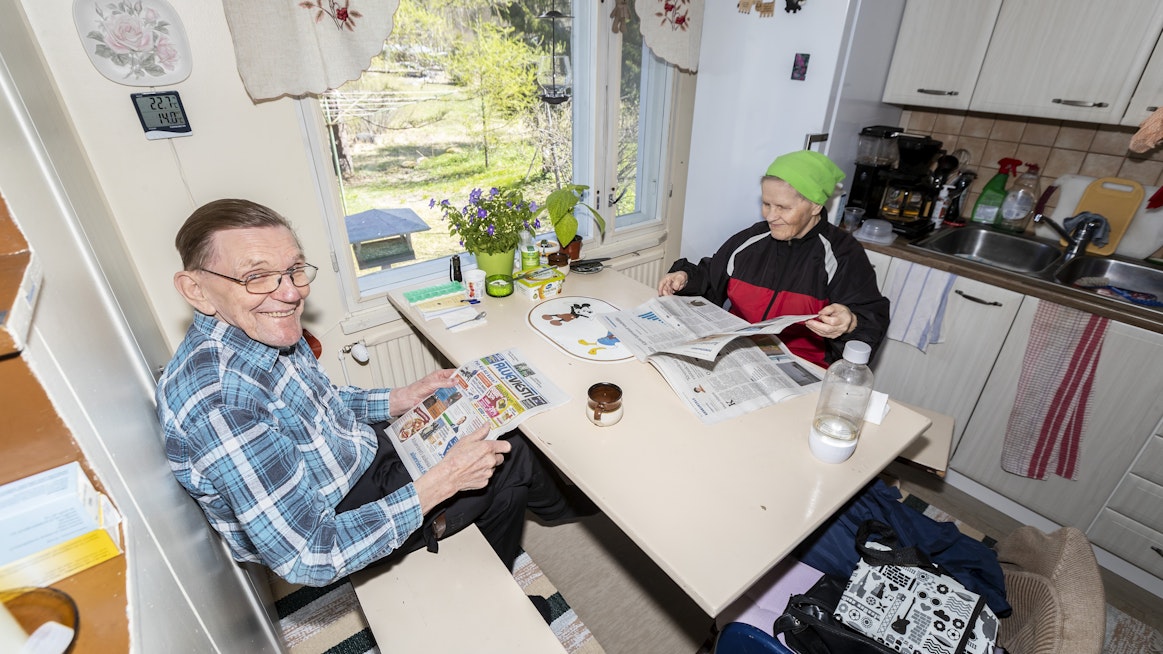 Uutisia tarkalla silmällä seuraavat Jorma ja Mirja Pajunen päätyivät siihen, että öljyllä ei kannata enää lämmittää. Nyt patterit hohkaavat ilmalämpövesipumpulla tuotettua lämpöä.