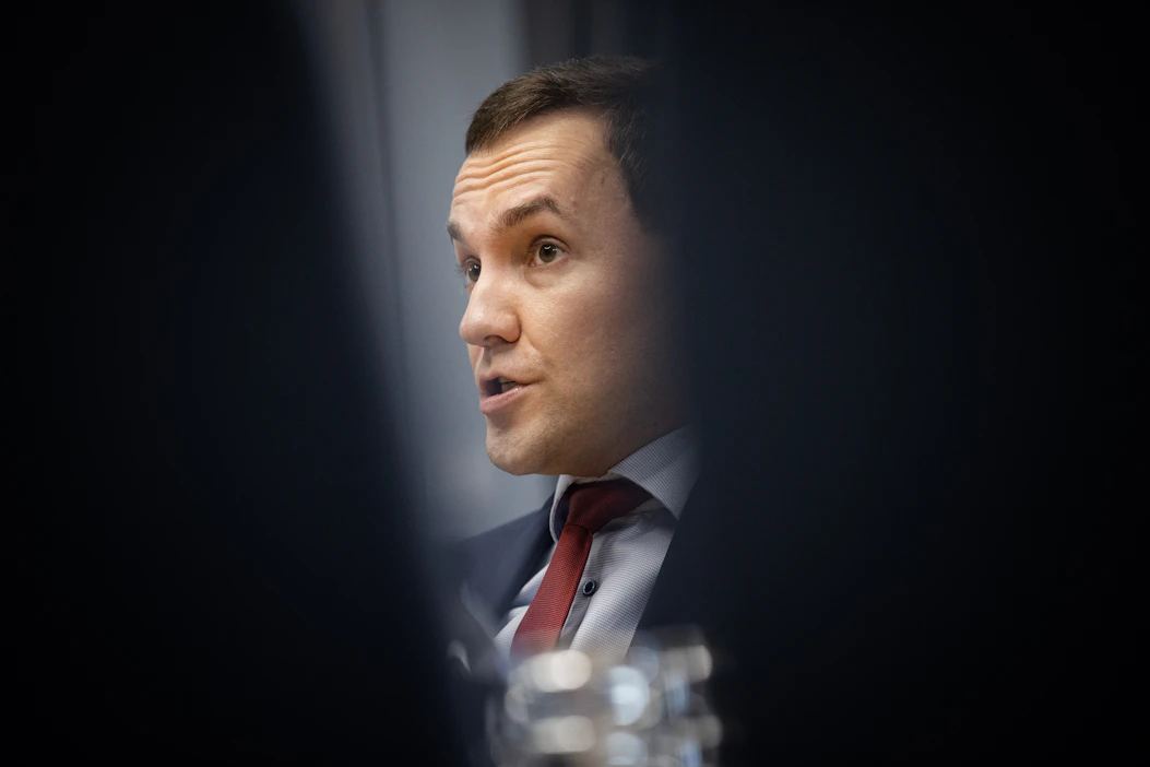 Rikosepäily koskee elinkeinoministei Wille Rydmanin (ps.) kirjaa nimeltään Salaisuus, jota ei ollut.
