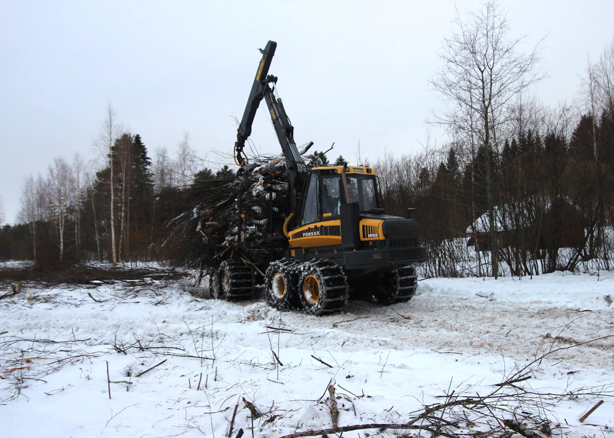 Joutomailta ja vesakoituneilta metsien laidoilta korjatulla energiapuumassalla korvataan kokopuuna korjattavan kuitupuuaineksen käyttöä hakkeenraaka-aineena.