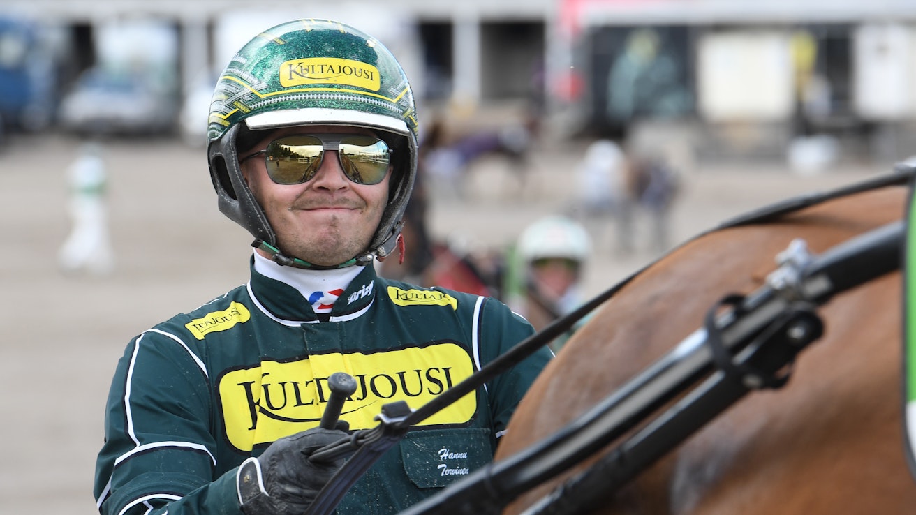 Hannu Torvinen käy mielellään ajamassa kilpaa Ruotsin raveissa. Keskiviikkona Torvinen ajaa neljällä Mika Haapakankaan valmennettavalla Åbyn T86-raveissa.