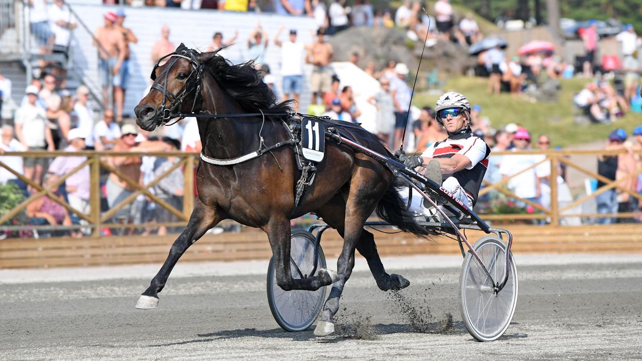 Kristian Lindberg juhli valmentamansa Himalaya Sisun kanssa T75-voittoa kotiradan kauden päätapahtumassa heinäkuussa 2021.