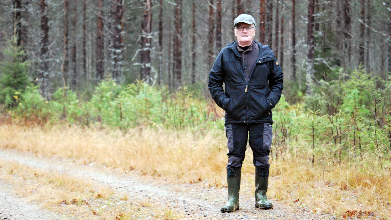 ”Kapeiden jokien ja purojen ylittämiseen metsäkoneilla käytetään yleisesti siirrettäviä, teräksestä valmistettuja ajosiltoja”, Jorma Kouva sanoo.