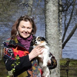 Kirjailija ja lauluntekijä Anna-Mari Kaskiselle on suuri lahja saada elää lähellä luontoa Lohjanjärven rannalla. Helmi-koira kulkee mukana ulkoiluhetkissä.
