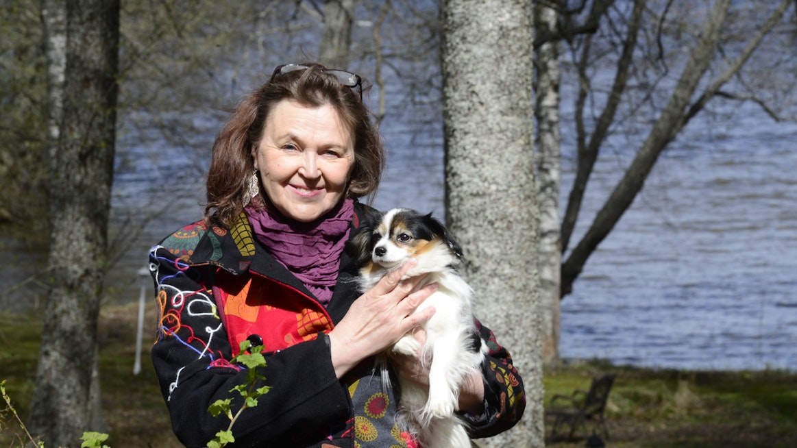 Kirjailija ja lauluntekijä Anna-Mari Kaskiselle on suuri lahja saada elää lähellä luontoa Lohjanjärven rannalla. Helmi-koira kulkee mukana ulkoiluhetkissä.