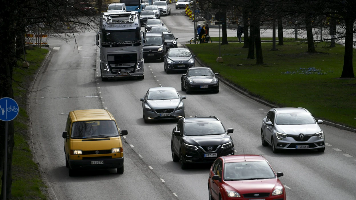 Autoliikennettä Sörnäisten rantatiellä Helsingissä 9. toukokuuta. Liikennemäärät ovat palautumassa lähes koronaa edeltävälle tasolle, mutta ruuhkat näyttävät tasaantuneen. LEHTIKUVA / VESA MOILANEN.