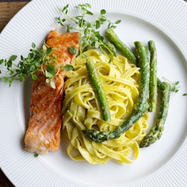 Tuorepasta ja parsa ovat mahtava yhdistelmä. Jos haluat annoksesta ruokaisamman, lisää grillattua kalaa.
