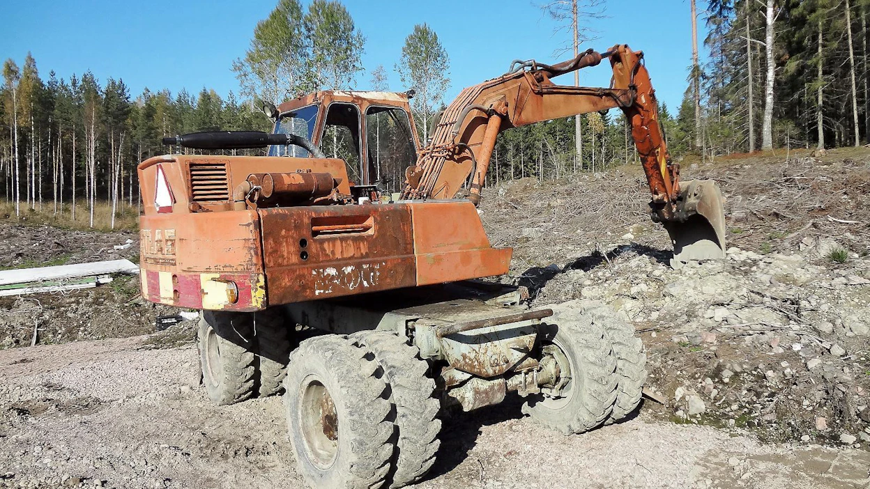 Atlas 1301D sisarmalleineen oli Saksassa 70- ja 80-luvuilla hyvin suosittu konemalli. Se saavutti myös Suomessa kohtalaisen myyntimenestyksen huolimatta kotimaisten pyöräalustaisten koneiden suosiosta. Onnistuneiden teknisten ratkaisujen ja kestävän rakenteen ansiosta näitä koneita on edelleen toimintakuntoisina.