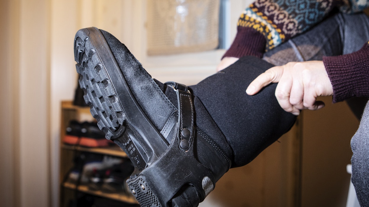 Kyselytutkimuksen mukaan alle puolet suomalaisista käyttää talvisin kengissään liukuesteitä.