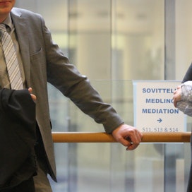 Hevosopiston entinen rehtori-toimitusjohtaja Pauliina Mansikkamäki ja hänen avustajansa Jarkko Pehkonen kuvattuna käräjäoikeudessa 8. toukokuuta.
