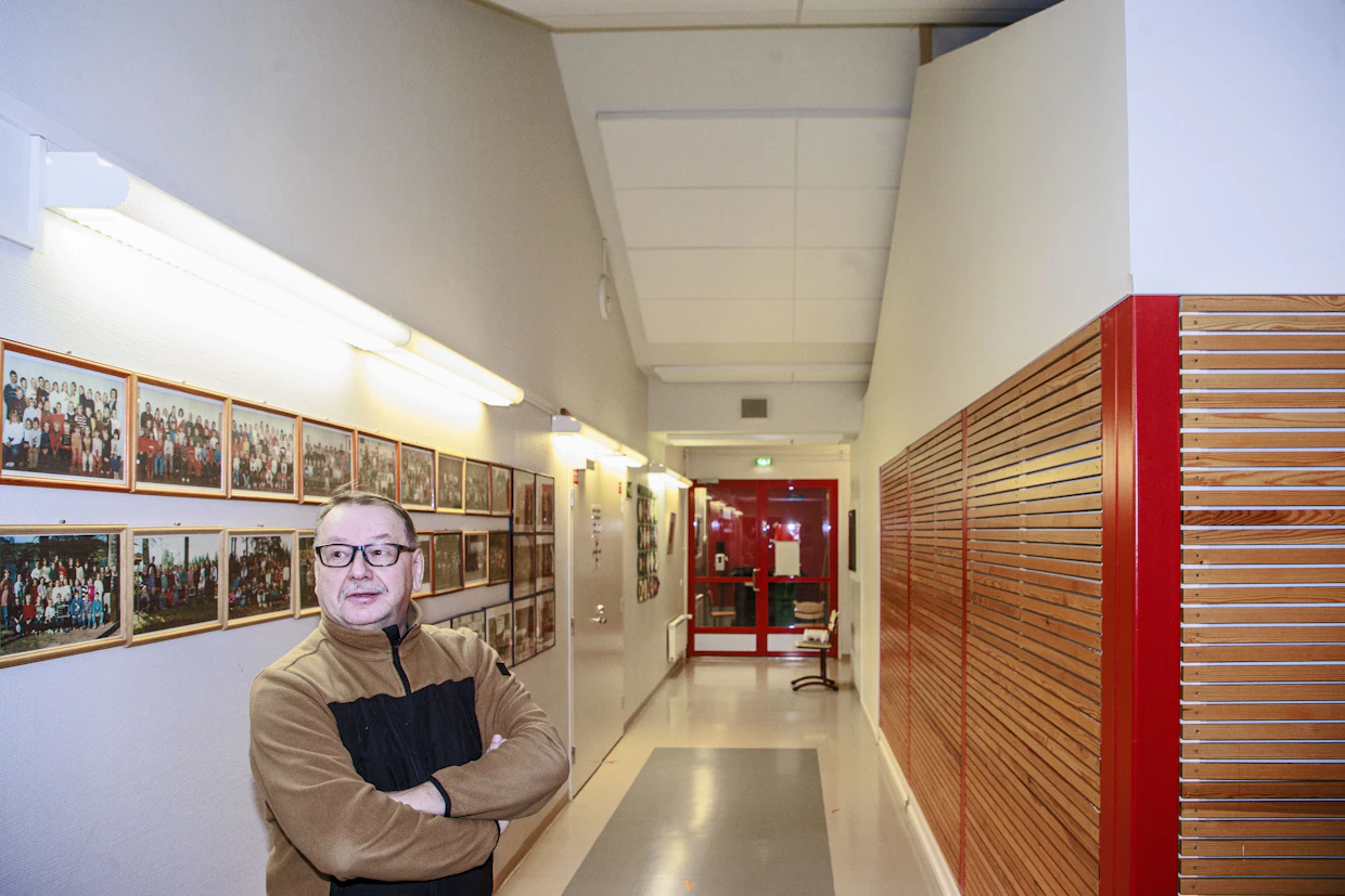 Luokkakuvat ovat esillä ja virittävät rupattelua kyläntalolle tulijoissa, kertoo Lasse Pakkanen. Oikealla kaupungin sulkema ruokala.