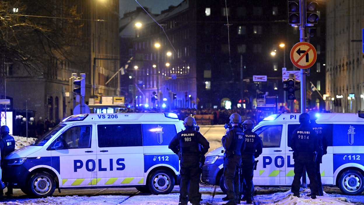 Poliisi pysäytti itsenäisyyspäivänä Helsinki ilman natseja -kulkueen Runeberginkadulla Helsingissä. LEHTIKUVA / EMMI KORHONEN.
