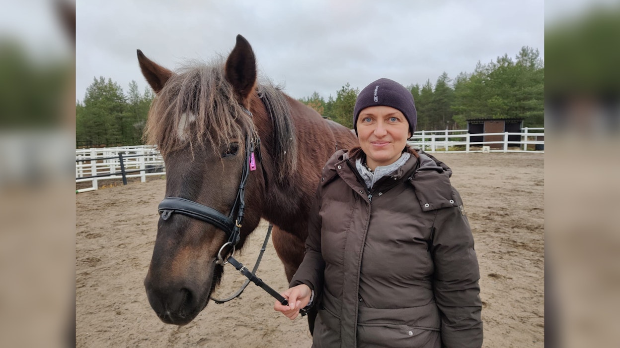 Kpedu Kaustisen opiskelijoille Anna Kilpeläinen opettaa hevosen kouluttamista. Kuvassa Kilpeläinen ja koulun opetushevonen Piiku.
