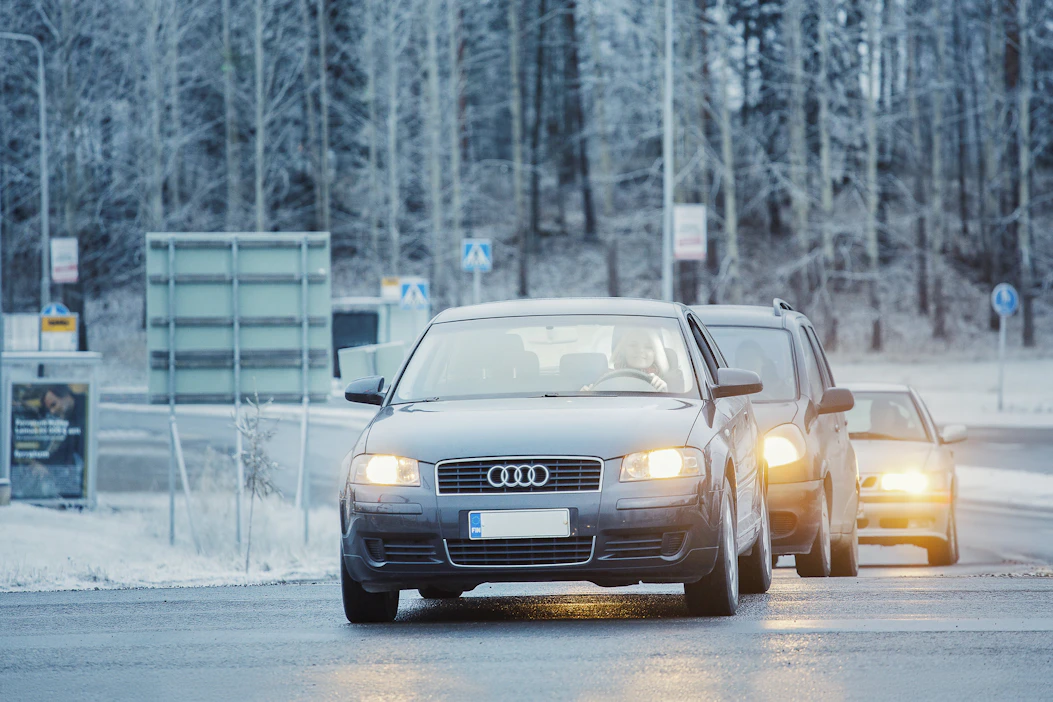 Ennakointi, oikea tilannenopeus ja riittävä turvaväli ovat tarpeen talviliikenteessä.