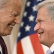 Yhdysvaltain presidentti Joe Biden (vas.) ja presidentti Sauli Niinistö lehdistötilaisuudessa Presidentinlinnassa. LEHTIKUVA.