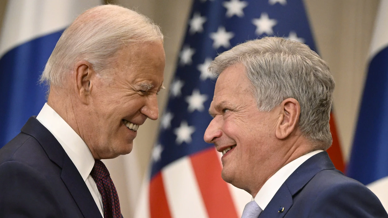 Yhdysvaltain presidentti Joe Biden (vas.) ja presidentti Sauli Niinistö lehdistötilaisuudessa Presidentinlinnassa. LEHTIKUVA.