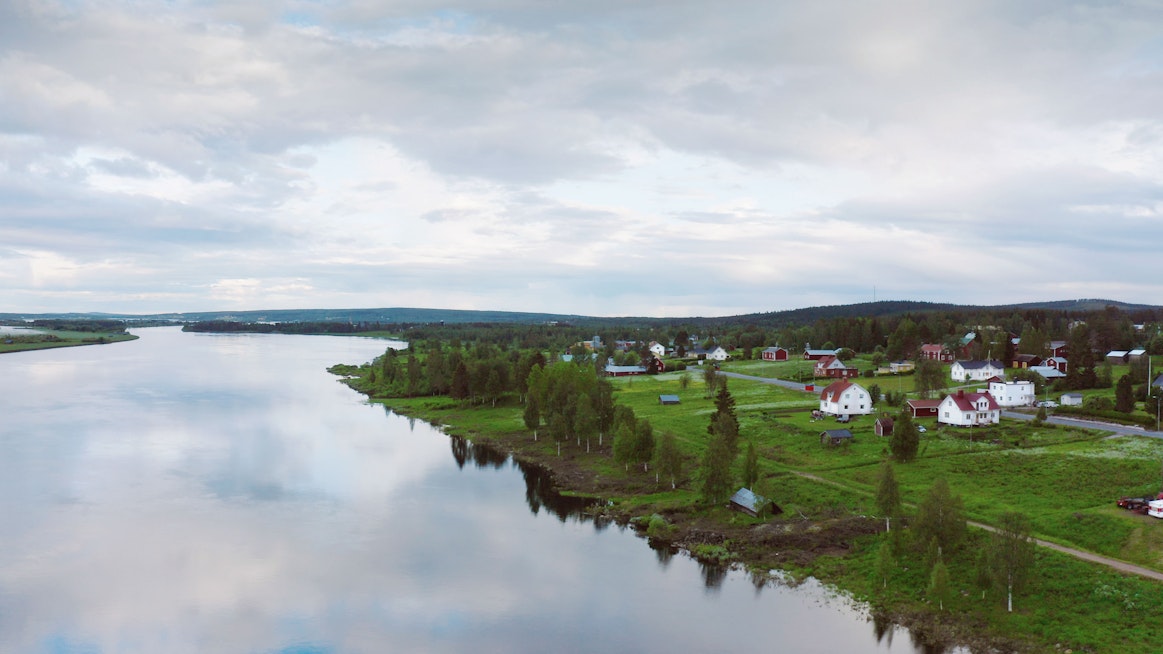 Moni kaupunkilainen haikailee Ruotsissa muutosta pohjoisen maaseudulle. Asunnon löytäminen ei ole kuitenkaan helppo nakki, sillä kiinteistöjä on harvoin myynnissä.