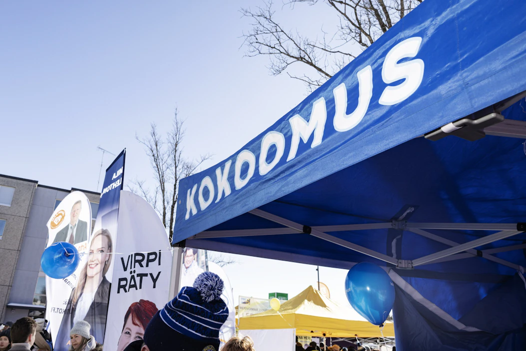 Isojen puolueiden vaaleihin varaamissa summissa on huomattavia eroja. Kokoomuksen ehdokkaat kampanjoivat Nurmijärvellä maaliskuussa..