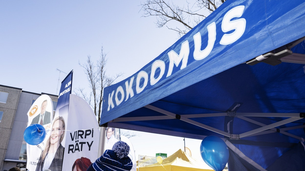 Isojen puolueiden vaaleihin varaamissa summissa on huomattavia eroja. Kokoomuksen ehdokkaat kampanjoivat Nurmijärvellä maaliskuussa.. 