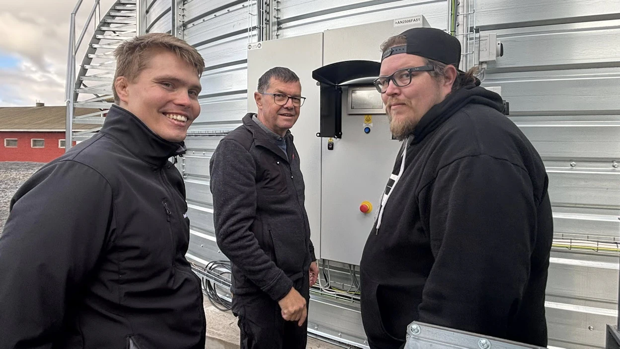 Arttu Koivulahti, Ivan Dalsgaard ja Juho Riuttamäki kertovat kuivaavan siilon käytön olevan suoraviivaista. Kuivauksen käynnistämiseksi ei tarvitse kuin painaa yhtä nappia.