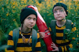 Emilia (Senni Peltoniemi) ja Simo (Lucas Timperi) aikovat pelastaa mehiläiset Supermarsu 2 -elokuvassa.